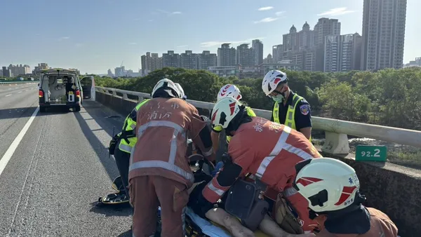 國道1號新竹路段自撞受困車內! 67歲男駕駛OHCA送醫