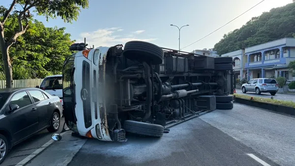 爆胎釀禍! 龜山大貨車翻覆