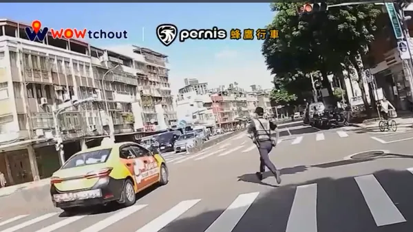 小黃運將不鳥警察? 路口站崗紅燈照闖