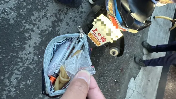 蛇行男急喊「我只是沒駕照」　下一秒抱緊手套…警秒懂了