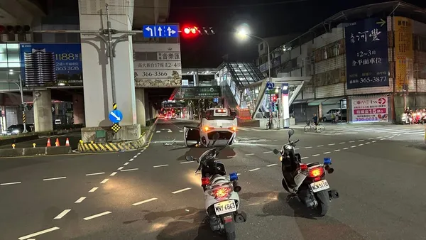 「碰」一聲四輪朝天！高雄轎車撞捷運基柱旁安全島翻覆　2人送醫