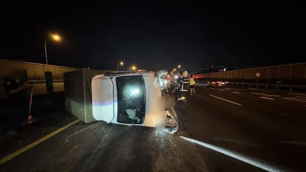 國道1號鼎金路段3車事故!小貨車自撞翻覆 1女駕駛輕傷送醫