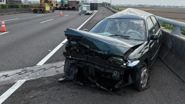 國道1號後壁段轎車自撞後橫停車道　遭半聯結車撞擊釀1人受傷