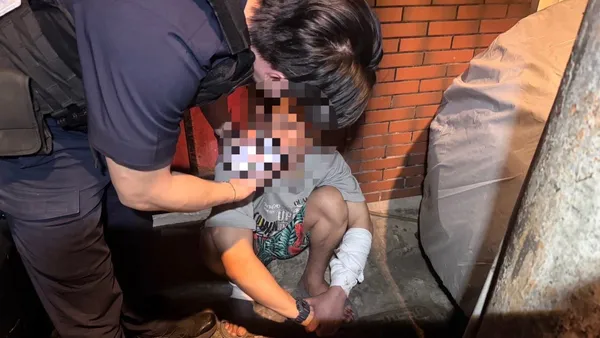中和驚悚夜！情緒失控男劃破瓦斯軟管縱火　持刀與警對峙15分鐘遭逮捕