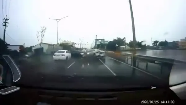 影／嘉義毒連環撞！駕駛撞分隔島再撞前車影片曝光　5車遭殃7人受傷