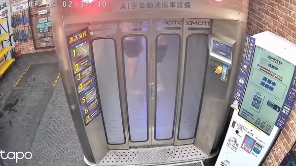 影／把洗車機當淋浴間！2男僅穿四角褲「給高壓水柱狂沖」　一旁友人笑翻