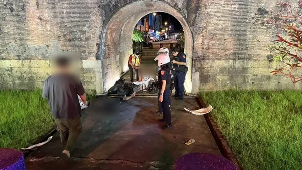 載同學騎微電車闖禍！恆春17歲少年失控衝進南門圓環　左腳骨折送醫