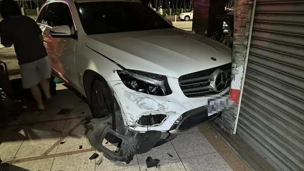 機車疑搶快闖紅燈釀禍　台中健行路口車禍1傷、轎車失控衝騎樓毀6機車