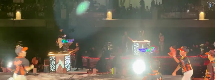 少棒好手運河拋發光球 點亮台南龍舟賽開幕夜