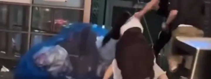 街頭失控!辣妹遭壓地狂毆1分鐘 扯衣反擊險走光影片瘋傳