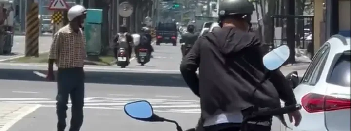 影/高雄83歲老翁持刀砍人!機車騎士衣服全是血 被逮辯稱「認錯人」
