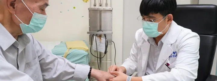 關節痛別當老化,八旬長者類風濕性關節炎治療後擺脫拐杖