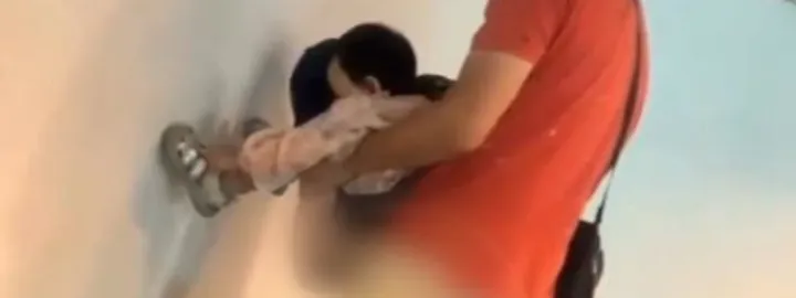 影/極度噁心!旅客抱小孩「在垃圾桶大便」 吉隆坡機場瀰漫惡臭