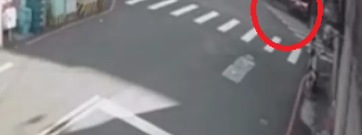 撿手機失控撞店家! 台中71歲阿伯開車分心肇事