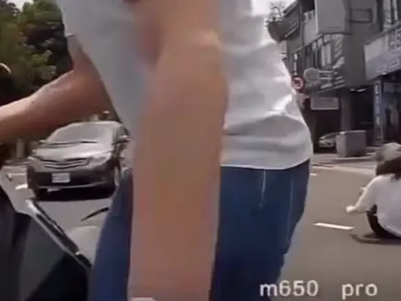 記得先關電源熄火！台中男子扶起未熄火機車誤觸油門　致機車暴衝二度碰撞