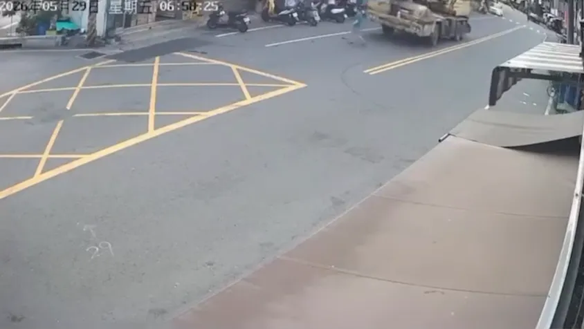 快訊／影／台南安定死亡車禍！82歲女疑違規「穿越馬路」遭吊車吞噬亡